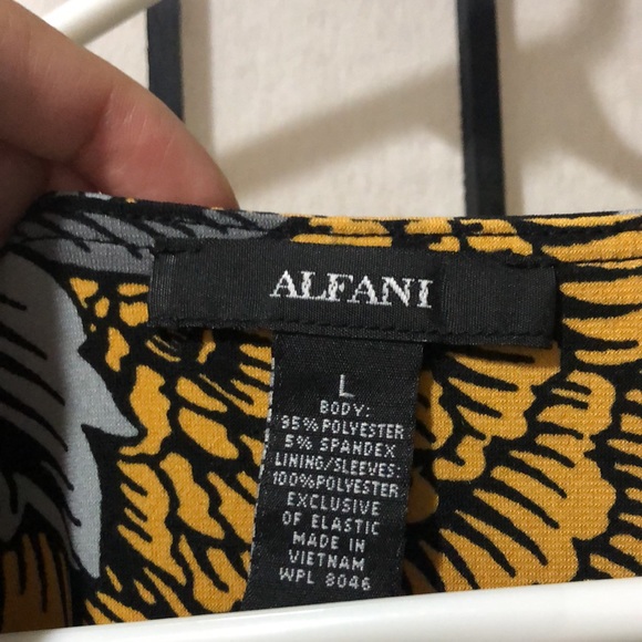 A black and yellow floral blouse - Picture 2 of 2